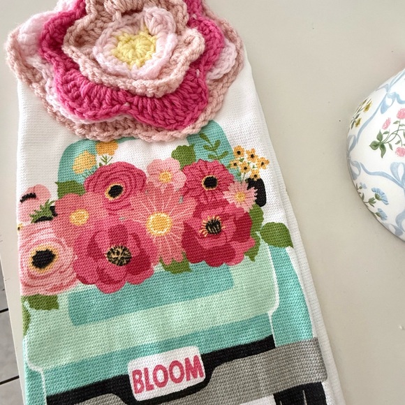 Handmade crochet flower kitchen towel - floral hanging dish towel, Cottagecore - Picture 5 of 7